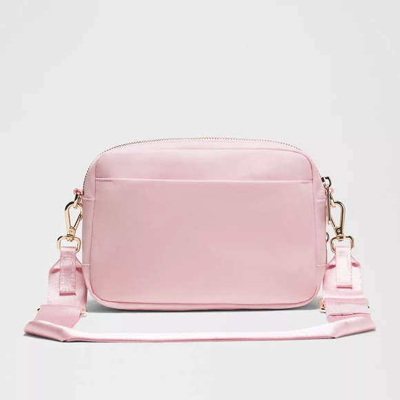 NWT Lululemon Everywhere Crossbody Bag 3L Large Blissful Pink/Gold MetalHardware - Picture 4 of 12